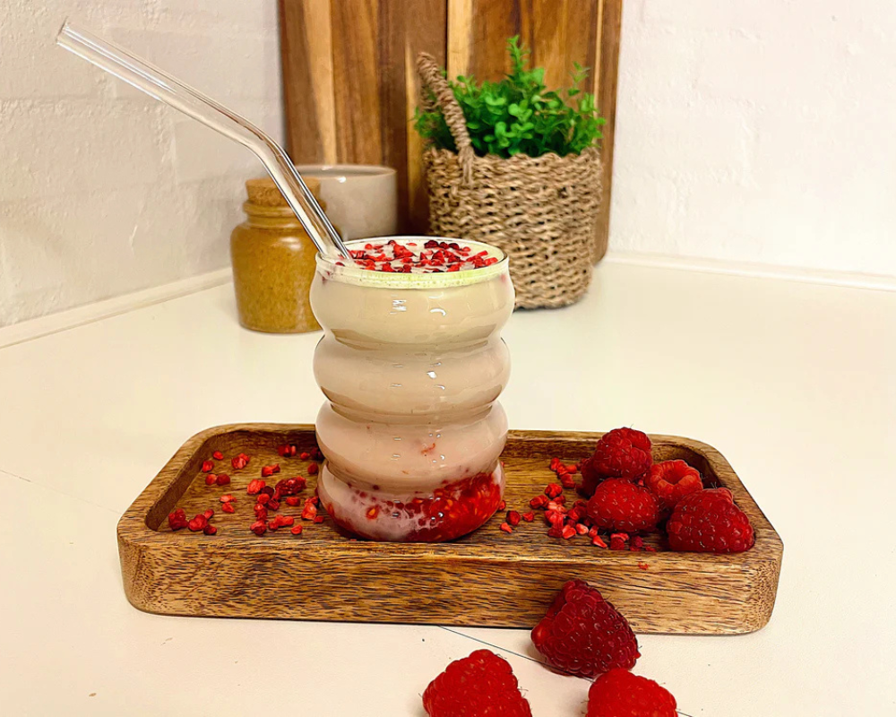 Berry Iced Matcha Latte – Die frische Sommer-Lovestory im Glas