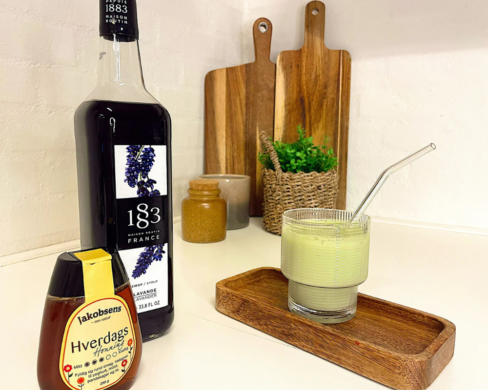 Lavender Honey Iced Matcha – Poetisch, floral & verführerisch