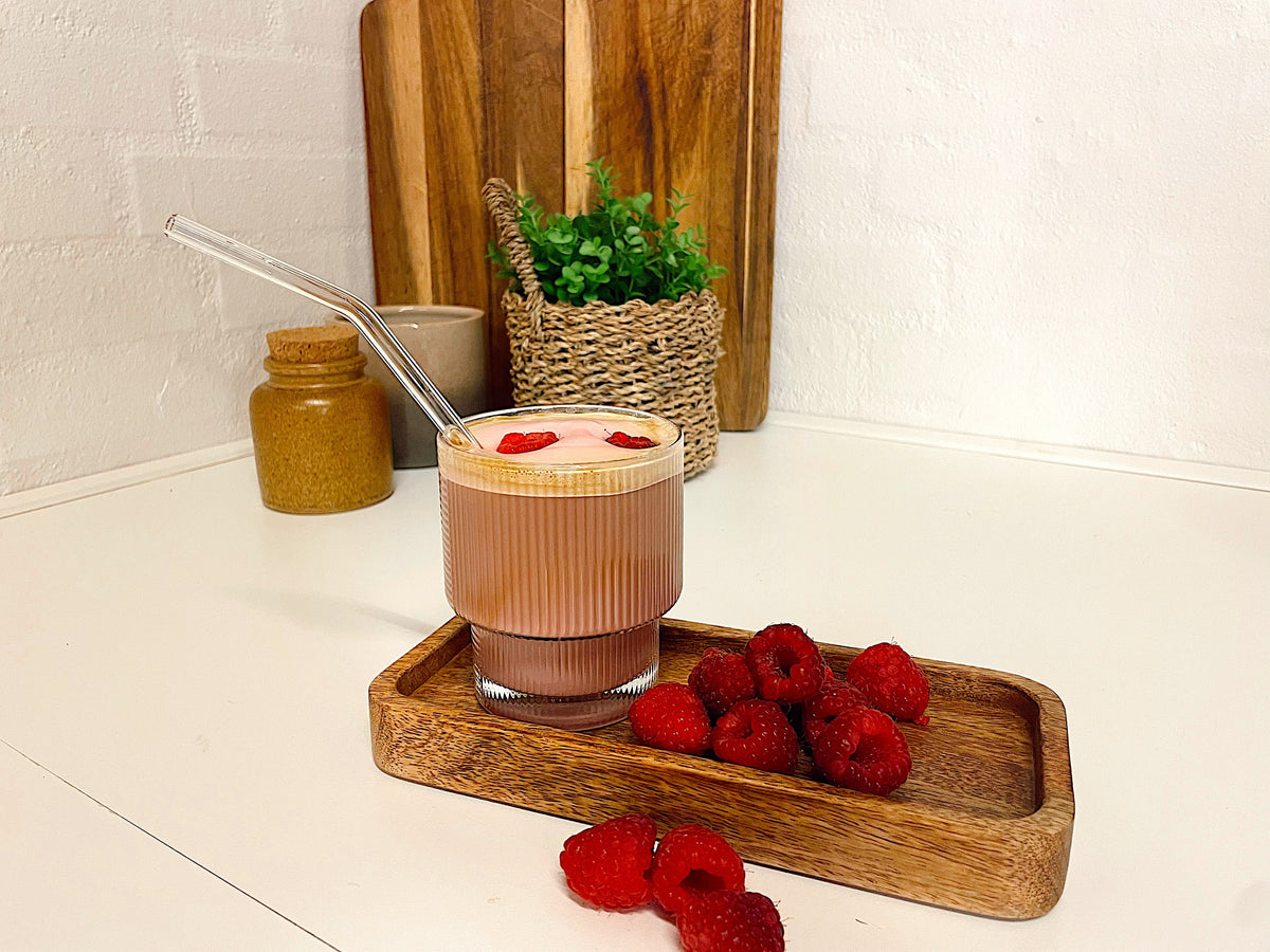 Berry Iced Latte – Kaffe med smag af bær & sommerhimmel