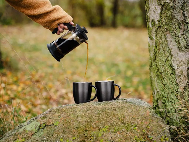 BECHER AUS EDELSTAHL