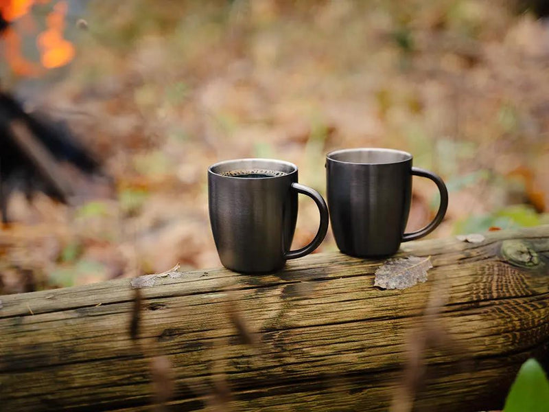 BECHER AUS EDELSTAHL